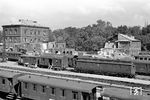 Die Regensburger Bahnanlagen wurden erst relativ spät Ziel alliierter Luftangriffe. Grund war wohl das Desaster der "Operation Double Strike", bei dem am 17. August 1943 die USAAF bei einem parallelen Angriff auf Regensburg und Schweinfurt fast 200 Bomber verlor und etwa 600 Amerikaner ums Leben kamen. Zwei Monate nach dem Unternehmen Double Strike griffen die USAAF am 14. Oktober 1943 erneut Schweinfurt an. Dabei wurden 77 Fliegende Festungen abgeschossen und weitere 121 so schwer getroffen, dass sie nicht mehr in Dienst gestellt werden konnten. Dieser Tag ging später als Schwarzer Donnerstag in die Geschichte der amerikanischen Luftwaffe ein. Dies veranlasste die Amerikaner, vorerst auf Angriffe tief im Feindesland zu verzichten. Ein Jahr nach Kriegsende zeigen sich unübersehbar noch die Folgen der Angriffe. Die Wagen sind als Eigentum der "Allied Forces" markiert, die meisten der im Bahnhof aufgestellten Wagen dienen als Behelfsbüros. (1946) <i>Foto: RBD Regensburg</i>