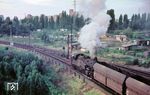 93 073 (Bw Berlin-Grunewald) rangiert einen leeren Kohlezug auf dem Ablaufberg in Berlin-Charlottenburg. Die tiefer gelegenen Gleise ist die (noch zweigleisige) Anbindung Richtung Spandau. (22.09.1962) <i>Foto: Theodore Shrady</i>