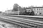 38 222, die seit 1946 in Nossen stationiert war, steht mit einem Personenzug in ihrem Heimatbahnhof. (09.08.1967) <i>Foto: Klaus D. Holzborn</i>