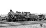 38 225, die 1916 bei Hartmann in Chemnitz das Licht der Welt erblickte, und in Nossen (Foto) im November 1967 abgestellt wurde. Hinter der Lok steht einer der klassischen Talbot-Schotterwagen der Austauschbauart mit einem Volumen von 12,5 m³. (09.08.1967) <i>Foto: Klaus D. Holzborn</i>