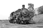 38 327, ein Nachbau der sächs. XII H2 durch die Reichsbahn aus dem Jahr 1927, im Bw Riesa. Am Tag der Aufnahme hatte die Lok gerade ihr 40. Einsatzjahr vollendet. (08.08.1967) <i>Foto: Klaus D. Holzborn</i>