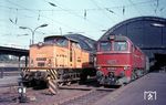 In Dresden Hbf trifft DR 120 026 vom Bw Reichenbach auf die dort rangierende 106 531. (19.08.1971) <i>Foto: Joachim Claus</i>