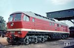 Zum MOROP-Kongress 1971 in Dresden richteten die Deutsche Reichsbahn und das Verkehrsmuseum Dresden vom 19. bis 22. August auf dem Bahnhof Radebeul Ost eine große Fahrzeugausstellung aus. Neben 25 historischen und modernen Lokomotiven sowie 17 Wagen war dort die nagelneue 130 036 zu sehen, die erst eine Woche zuvor als Sowjet-Import an das Bw Neustrelitz abgeliefert worden war. Vier Monate später wurde sie bei einem Unfall am 14.12.1971 in Sophienhof so stark beschädigt, dass sie abgestellt und schließlich im März 1976 verschrottet wurde. Einzig ihr Rahmen wurde an 130 030 weitergegeben. (20.08.1971) <i>Foto: Joachim Claus</i>
