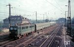 DR 211 028 (Bw Leipzig Hbf West) befindet sich in Dresden-Neustadt auf dem Weg zum Hauptbahnhof.  (17.08.1971) <i>Foto: Joachim Claus</i>