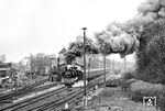 Im April 1979 war die Strecke zwischen Demmin und Stralsund tagsüber gesperrt, ein Teil der Reisezüge wurde umgeleitet. Der Schnellzug D 610 aus Berlin endete dadurch außerplanmäßig in Demmin. Die 03.10 (am 30. April war es 03 0085) spannte ab und während der Wartezeit bis zu Streckenfreigabe erledigte das Personal die Fristarbeiten im Bw-Bereich im Hintergrund. 03 0058 war vor der Sperrung als Lz aus Stralsund gekommen und übernahm den Wagenpark des D 610 für die Rückleistung des D 613 nach Berlin. (30.04.1979) <i>Foto: Joachim Schmidt</i>