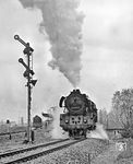 Nach dem Lokwechsel in Stralsund-Rügendamm von 03 0046 (links) auf die neue Zuglok 03 0090 geht es für den D 270 "Meridian" weiter nach Saßnitz. Der "Meridian" wurde zum Sommerfahrplan 1969 mit dem Laufweg von Berlin Ostbahnhof über Dresden, Prag, Bratislava und Budapest bis Belgrad eingeführt. Ein Jahr später wurde er in Richtung Norden bis Malmö verlängert. Sein Zugname wurde von seiner Strecke weitgehend entlang des 15. Längengrads abgeleitet. Ab 1976 verlängerten die beteiligten Bahnen den "Meridian" über Belgrad hinaus bis Bar, damit verkehrte der Zug über einen Laufweg und fast 2.100 km. Damit entstand erstmals eine planmäßige Zugverbindung von Schweden bis an die jugoslawische Adria.  (29.04.1979) <i>Foto: Joachim Schmidt</i>