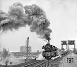 Mit voller Kraftentfaltung geht es für 03 0090 vor dem D 270 "Meridian" vom Bahnhof Rügendamm über die Ziegelgrabenbrücke auf die Insel. (29.04.1979) <i>Foto: Joachim Schmidt</i>
