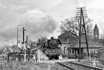 03 0010-3 (03 1010) war bis Anfang 1974 für die Versuchs- und Entwicklungsstelle Maschinenwirtschaft (VES-M) in Halle (Saale) tätig. Danach wurden Gegendruckbremse und Giesl-Ejektor ausgebaut und sie erhielt wieder einen Normalschornstein und -blasrohr. Hier verlässt sie mit D 814 (Leipzig – Stralsund) den Bahnhof Demmin an der eingleisigen Strecke Neubrandenburg—Stralsund. (29.04.1979) <i>Foto: Joachim Schmidt</i>