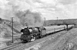 Über die Landenge am Jasmunder Bodden bei Lietzow steuert 03 0085 mit dem D 270 "Meridian" ihrem Ziel in Saßnitz entgegen. (30.04.1979) <i>Foto: Joachim Schmidt</i>