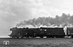 Zwischen Neubrandenburg und Stralsund hatte der D 270 "Meridian" eine Fahrzeit von einer Stunde für 94 km mit einem Zwischenhalt. Da hatte auch 03 0085 keine Zeit zu verlieren. (01.05.1979) <i>Foto: Joachim Schmidt</i>
