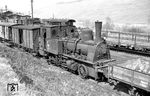 Lok 11 (Humboldt, Baujahr 1905), die letzte 1B-Lok der Moselbahn, abgestellt im Bahnhof Andel. Sie war ursprünglich als Lok 8 direkt ab Werk an die Moselbahn geliefert und am 3. Mai 1906 in Dienst gestellt worden. Ab Oktober 1956 trug sie die Betriebsnummer 11. Am 26. Juli 1960 wurde sie ausgemustert und am 7. Februar 1963 für 3.500.- DM an die Stadt Bernkastel verkauft. Da sich der Gemeinderat nicht für einen Standort als Denkmal entscheiden konnte und auch die Pläne als Spielplatzlok verworfen wurden, wurde sie im Sommer 1967 verschrottet. (23.03.1963) <i>Foto: Helmut Röth</i>
