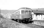 Der Esslinger Triebwagen VT 63 (Baujahr 1952) im Bahnhof Niederemmel-Piesport, wo der Bahnhofswirt das Trierer Löwenbräu verkaufte, das mittlerweile auch seine Produktion eingestellt hat. Der Triebwagen wurde nach Einstellung des Personenverkehrs zum 31.01.1968 an die SWEG verkauft, wo er noch bis 1976 im Einsatz stand. Von der Brauerei blieb nur der Name erhalten, er ging 1988 an die Carlsberg-Brauerei. (23.03.1963) <i>Foto: Helmut Röth</i>