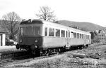 VT 63 wartet im Bahnhof Niederemmel-Piesport. Zwischen 1961 und 1968 wurde die Moselbahn – gegen den Widerstand der Bevölkerung – schrittweise stillgelegt. Es begann am 30. September 1961 mit der Einstellung des Personenverkehrs auf dem Abschnitt von Bullay bis Traben-Trarbach, dem dann am 31. Dezember 1962 die anschließende Strecke bis Niederemmel-Piesport folgte, auf der auch der Güterverkehr von Bullay her wegfiel. Am 22. Mai 1966 endete der Gesamtverkehr zwischen Niederemmel-Piesport und Neumagen-Dhron. Die Triebwagen auf der verbliebenen Strecke bis Trier wurden nunmehr in den dortigen Hauptbahnhof eingeführt. Am 1. Februar 1968 ruhte der Verkehr auch hier; nur der Güterverkehr zwischen Ruwer West und Trier wurde noch einige Jahre lang aufrechterhalten. Den Namen "Saufbähnchen" bekam die Bahn nicht nur, weil sie durch viele bekannte Weinbauorte an der Mosel verlief, sondern weil in den Zügen als besondere Touristenattraktion sogar Wein serviert wurde, mit den entsprechenden Folgen für die Stimmung der Fahrgäste. (23.03.1963) <i>Foto: Helmut Röth</i>