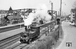 Werklok 2 der Zementwerke Leimen bei Heidelberg, eine ehemalige württ. T 3, die 1911 als Nr. 899 in Dienst gestellt wurde, in Heidelberg-Kirchheim. 1924 erhielt sie von der Reichsbahn die Nummer 89 398 und wurde 1936 an die Zementwerke verkauft, was nicht ungewöhnlich war, da die Deutsche Reichsbahn damals viele der von den Länderbahnen übernommenen Baureihen abgab, um die Typenvielfalt mit ihrer schwierigen Ersatzteilwirtschaft zugunsten der neuen Einheitslokomotiven zu verringern. (06.04.1963) <i>Foto: Helmut Röth</i>
