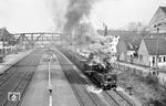 Lok 2 (ex 89 398) dampft aus dem Bahnhof Heidelberg-Kirchheim, um den Zug ins nahe Zementwerk nach Leimen zu bringen. (06.04.1963) <i>Foto: Helmut Röth</i>