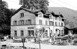 Der Bahnhof Weidenthal liegt an der Bahnstrecke Mannheim – Saarbrücken, die am 25. August 1849 eröffnet wurde. Das Empfangsgebäude ist ein spätklassizistischen Putzbau, der in den Jahren 1848 und 1849 entstand. Es wurde 1896 erweitert und steht unter Denkmalschutz. 1963 wurde der Bahnübergang an der Sensentalstraße durch eine Unterführung ersetzt. (1963) <i>Foto: BD Mainz, Slg. W. Löckel</i>
