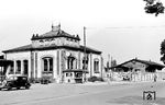 Der Bahnhof Speyer wurde am 11. Juni 1847 als Endbahnhof der in Schifferstadt von der Pfälzischen Ludwigsbahn abzweigenden Stichstrecke eröffnet. Mit deren Verlängerung bis nach Germersheim 1864 wurde er zum Durchgangsbahnhof. Die Eröffnung der Verbindung nach Heidelberg fand 1873 statt und drei Jahre später die Durchbindung der Nord-Süd-Strecke bis nach Wörth. Das hier zu sehende alte Bahnhofsgebäude wurde bei Luftangriffen 1944 zerstört und Anfang der 1950er Jahre abgerissen. (1948) <i>Foto: RBD Mainz, Slg. W. Löckel</i>