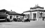 Vom 1944 zerstörten Empfangsgebäude in Speyer Hbf blieben nur noch die Außenmauern stehen, daher wurde es auch Anfang der 1950er Jahre durch einen Neubau ersetzt. (1948) <i>Foto: RBD Mainz, Slg. W. Löckel</i>