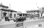 1952 begann der Neubau eines Empfangsgebäudes in Speyer Hbf. Links das Gebäude aus dem Jahr 1847. Vor dem Bahnhof steht ein Stromlinien-Autobahnbus, der 1939 von Kässbohrer an die Deutsche Reichsbahn geliefert worden war. Im abgebildeten Zustand fehlen allerdings die Stromlinienabdeckungen am hinteren Radausschnitt und die seitlichen Motorhaubenverkleidungen. (1952) <i>Foto: BD Mainz, Slg. W. Löckel</i>