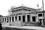 Richtfest am neuen Empfangsgebäude von Speyer Hbf. Von November 2009 bis Oktober 2010 wurde das Gebäude aus den 1950er Jahren saniert. Mit der Sanierung wurde der Energiebedarf gesenkt. Dabei konzentrierten sich die Arbeiten vor allem auf Dach, Fassade und Fenster. Außerdem wurden die Verkehrsflächen verbessert und weitere Wartemöglichkeiten geschaffen. (1952) <i>Foto: BD Mainz, Slg. W. Löckel</i>