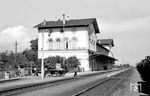 Der Bahnhof Edenkoben wurde am 18. Juli 1855 mit der Inbetriebnahme der in Neustadt beginnenden Pfälzischen Maximiliansbahn im Streckenabschnitt Neustadt – Landau/Pf. als Durchgangsbahnhof eröffnet. Am 5. Januar 1945 wurde ein im Bahnhof stehender Militärzug, der Munition und Treibstoff transportierte, von einer Fliegerbombe getroffen. Die Explosion war so groß, dass das stattliche Empfangsgebäude dadurch zerstört wurde. Die Reste wurden in den Nachkriegsjahren beseitigt. Seine Funktion übernahm zunächst eine als Provisorium errichtete Baracke. 1956 wurde ein neues Empfangsgebäude in Betrieb genommen,  (1938) <i>Foto: RBD Mainz, Slg. W. Löckel</i>