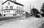 Der an der eingleisigen Pfälzischen Nordbahn von Neustadt an der Weinstraße nach Monsheim gelegene Bahnhof Königsbach. Der Bahnhof befand sich rund zwei Kilometer entfernt vom Siedlungsgebiet von Königsbach an der Weinstraße. Eröffnet wurde er während der ersten Hälfte der 1870er Jahre. Ab Ende der 1880er Jahre zweigte vom Bahnhof eine meterspurige, 1,3 Kilometer lange Güterstrecke zu einem nahe gelegenen Steinbruch am Rande des Pfälzerwalds ab. Diese diente jedoch ausschließlich der Beförderung von Steinen. Etwa 1913 wurde sie stillgelegt und abgebaut. Aufgrund seiner siedlungsfernen Lage und der darauf zunehmend sinkenden Nachfrage wurde er in den 1960er Jahren aufgelassen. Der öffentliche Nahverkehr wird seither durch Busse gewährleistet. (1938) <i>Foto: RBD Mainz, Slg. W. Löckel</i>