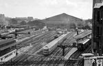 Der Bahnhof Paris-Nord (franz.: Paris Gare du Nord) aus dem Jahr 1846 liegt am Place Napoléon III. und ist der am meisten frequentierte Bahnhof in Europa, weltweit der drittgrößte. Täglich werden an diesem Kopfbahnhof mehr als 700.000 Passagiere abgefertigt.  (09.1952) <i>Foto: Karl Friedrich Walbrach</i>