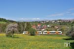 Die Strecke Böblingen – Dettenhausen ist seit dem 24. Februar 2019 elektrisch befahrbar. Die Strecke war 1910/11 eröffnet worden, bereits 1965 stellte die Deutsche Bundesbahn den Personenverkehr ein. Zuletzt nutzen noch 90 Reisende pro Tag die wenigen Personenzüge. Nach der Einstellung des Güterverkehrs 1990 wurde die Strecke stillgelegt aber nicht entwidmet. Gemäß einem 1989 erstellten Gutachten wurde ein Fahrgastaufkommen von 2.500 Personen erwartet, rund ein Viertel mehr als bei den damals verkehrenden Bussen. Noch vor der durch die Bahnreform eingeleiteten Regionalisierung des Nahverkehrs wurde für den Betrieb der Strecke der Zweckverband Schönbuchbahn gegründet. Nach der Sanierung führte ab dem 28. September 1996 die Württembergische Eisenbahn-Gesellschaft mit neuen Triebwagen der Bauart RS 1 (RegioShuttle) von ADtranz wieder einen Personenverkehr durch. Bereits vier Jahre später fuhren über 5.000 Personen täglich mit der Bahn, 2010 waren es bereits über 10.000 Fahrgäste/Tag. 2015 wurde die Elektrifizierung der nur 17 km langen Nebenbahn beschlossen. Für den Betrieb wurden neun leichte dreiteilige elektrische Triebzüge der Bauart NEXIO von Construcciones y Auxiliar de Ferrocarriles, S.A. in Spanien bestellt. WEG 415 und 423 sind als RB 8073 von Dettenhausen nach Böblingen bei Weil im Schönbuch unterwegs. (14.05.2021) <i>Foto: Zeno Pillmann</i>