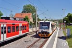 Der elektrische Betrieb auf der Schönbuchbahn wird mit von DB Regio übernommenen Triebzügen der Baureihe 426 durchgeführt. Bei der Fahrzeugnummer wurde die Unternehmensbezeichnung von DB auf WEG geändert. Trotz des durch die Corona-Pandemie bedingten Fahrgastrückgangs bestellte der Zwecksverband ab Mai 2021 zusätzliche Verkehre an Sonn- und Feiertagen. Dafür werden unter dem Fahrdraht die RS 1-Triebwagen eingesetzt, da diese im Gegensatz zu den elektrischen Triebwagen Fahrscheinautomaten besitzen und daher für den Fahrkartenverkauf kein Zugbegleitpersonal erforderlich ist. Während die elektrischen Triebzüge zum Teil in Doppeltraktion fahren, sind die Verbrennungstriebwagen je nach Verkehrslage auch in Doppel- und  Dreifach-Traktion unterwegs. In Dettenhausen begegnen einander 426 025 als RB 8116 aus Böblingen und WEG 423 + 414 als RB 8121 nach Böblingen. (31.05.2021) <i>Foto: Zeno Pillmann</i>