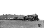 Lok 271 der Deutschen Eisenbahn-Gesellschaft (DEG), die die Lokomotive ab 1955 auf der Teutoburger Wald-Eisenbahn (TWE) einsetzte, mit einem Güterzug bei Bad Laer auf der Strecke Ibbenbüren - Lengerich - Gütersloh. Die Lok war 1940 von Jung für die Westerwaldbahn (WEBA) gebaut worden, die sie als WEBA 4 III (Drittbesetzung) einordnete. Sie war die größte und stärkste Lokomotive der Gesellschaft. 1973 wurde sie verschrottet.  (1961) <i>Foto: Carl Bellingrodt</i>