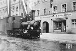 Die Haltestelle der Walhallabahn, hier mit Lok 61 (spätere 99 251), in Stadtamhof war sicherlich nicht schlecht gewählt, konnte man sich doch in der nahen Bäckerei von Hans Schottenloher für die Reise nach Wörth/Donau schnell noch bevorraten. Allerdings endete hier der Betrieb kurze Zeit später im Juni 1933. (1933) <i>Foto: Helmut Tauber</i>
