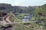 Blick in das idyllische Tal der Wupper mit dem Kreuzungsbahnhof Dahlerau zwischen Radevormwald und Wuppertal-Beyenburg. Der Ort erlangte traurige Berühmtheit, als am 27. Mai 1971 ein Güterzug und ein Sonderzug auf dem eingleisigen Streckenabschnitt vor dem Bahnhof zusammenstießen. Dabei starben 46 Menschen, davon 41 Schüler der Radevormwalder Geschwister-Scholl-Schule. Es war der Eisenbahnunfall mit den meisten Todesopfern der DB. (05.1955) <i>Foto: Carl Bellingrodt</i>