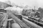 58 1934 dampft mit Dg 53324 nach Aue durch Wilkau-Haßlau und begegnet dort einem Güterzug mit den beiden 110 718 und 110 719 des Bw Aue. (31.08.1976) <i>Foto: Joachim Schmidt</i>