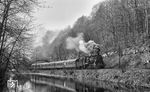 58 1758 fährt mit P 3603 nach Aue in Hartenstein am aufgestauten Thierfelder Bach vorbei. (17.04.1976) <i>Foto: Joachim Schmidt</i>