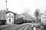 58 1111 (ex bad. 58 311) mit einem Dg aus Zwickau am Wasserhaus in Wiesenburg. Der an der Außenwand angebrachte Ausleger des Wasserkrans war in Sachsen durchaus üblich. 1979 wurde das Gebäude abgerissen. (21.04.1976) <i>Foto: Joachim Schmidt</i>
