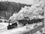 99 1582 fährt mit einem Güterzug aus Wolkenstein in Niederschmiedeberg ein, dem damaligen Ende der Preßnitztalbahn. Nachdem die Einstellung des Personenverkehrs auf dem Abschnitt zwischen Wolkenstein und Niederschmiedeberg am 30. September 1984 erfolgt war (Jöhstadt wurde schon seit Januar 1984 nicht mehr angefahren), wurde nur noch der Güterverkehr für das Kühlschrankwerk in Niederschmiedeberg bis Ende 1986 aufrechterhalten, da erst die nötigen Voraussetzungen für den endgültigen Verkehrsträgerwechsel auf die Straße geschaffen werden mussten.  (11.02.1986) <i>Foto: Joachim Schmidt</i>