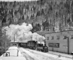 99 1582 erreicht das damalige Ende der Preßnitztalbahn am Kühlschrankwerk in Niederschnmiedeberg. 1961 erhielt das Werk von „staatswegen" die Aufgabe, die gesamte Produktion auf Massenfertigung von Haushaltkühlgeräten mit einer jährlichen Stückzahl von 350.000 auszurichten. Im Oktober 1964 verließ der 1-millionste vom VEB DKK gefertigte Kühlschrank das Werk. Auch in der DDR gab es seit 1952 ein sog. "Wertgesetz" für eine wirtschaftliche Rechnungsführung. Die Parole sollte wohl an die Senkung der Kosten bei gleichzeitiger Erhöhung der Produktionsqualität erinnern. Jedoch blieben materielle Anreize ein wenig effektives Mittel, weil die Auszahlung von Prämien für den Einzelnen zu gering waren und meistens ehedem nicht in Konsumgüter umgesetzt werden konnten. (24.02.1986) <i>Foto: Joachim Schmidt</i>