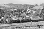 86 001 und 86 1501 mit einem Sonderzug in Wiesa/Ergeb. mit der St.-Trinitatis-Kirche aus dem Jahr 1904. (21.09.1986) <i>Foto: Joachim Schmidt</i>