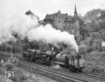 52 8097 des Bw Berlin-Schöneweide mit einer Dampfspeicherlok des RAW Meiningen unterwegs in Meiningen. (24.05.1983) <i>Foto: Joachim Schmidt</i>