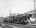 Lok 6 des VEB Braunkohlenwerk Geiseltal wurde vom 28.02. bis 24.05.1983 im Reichsbahnausbesserungswerk Meiningen mit Kohlenstaubfeuerung ausgerüstet. Die frisch fertig gestellte Lok steht im Bahnhof Meiningen zur Rückfahrt nach Merseburg bereit. Dahinter steckt die ehemalige 44 0278 (44 1278) des Bw Sangerhausen, die nach ihrer Ausmusterung im Oktober 1982 an das Braunkohlenwerk ging. (24.05.1983) <i>Foto: Joachim Schmidt</i>