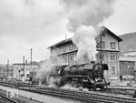 Die frisch auf Kohlenstaubfeuerung umgebaute Lok 6 des VEB Braunkohlenwerks Geiseltal (ex 44 0278) verlässt mit einem Kohlenstaubwagen den Bahnhof Meiningen. (24.05.1983) <i>Foto: Joachim Schmidt</i>