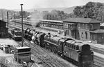 Blick auf den Bahnhof Meiningen mit einer Rangierfahrt aus dem nahen RAW, die aus einer unbekannten 01.5, einer Dampfspeicherlok und einer 52er besteht. (08.1982) <i>Foto: Joachim Schmidt</i>