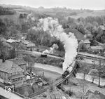 86 1001 mit einem Intraflug-Sonderzug auf der Zschopaubrücke in Wolkenstein. Im Bahnhof ist noch eine sächs. IV K der Schmalspurbahn nach Jöhstadt unterwegs. (14.05.1978) <i>Foto: Joachim Schmidt</i>