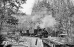 99 1590 mit einem Güterzug zwischen Nieder- und Mittelschmiedeberg. (20.04.1976) <i>Foto: Joachim Schmidt</i>