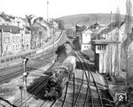 58 1111 fährt mit einem Nahgüterzug aus Schwarzenberg in Aue/Sa. ein. (20.04.1976) <i>Foto: Joachim Schmidt</i>