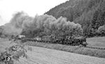 Volles Rohr geht es für 95 0027 und 95 0045 hinter Unterloquitz weiter nach Probstzella. (07.1977) <i>Foto: Burkhard Wollny</i>