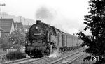 Der P 18001 von Rudolstadt nach Sonneberg war bis Saalfeld mit zwei Loks der Baureihe 95 bespannt, was wohl an der kurzen Wendezeit in Rudolstadt lag. Hier sind es 95 0045 und die hier nicht sichtbare 95 0010 am Zugschluss, die durch Rudolstadt dampfen. (07.1977) <i>Foto: Burkhard Wollny</i>