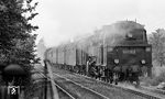 Im Nachschuss sind beide 95er am P 18001 in Rudolstadt (Thür) zu erkennen. In Saalfeld (Saale) wird die Schlusslok 95 0010 den Zug verlassen. (07.1977) <i>Foto: Burkhard Wollny</i>