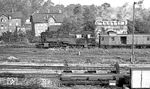 95 0045 mit P 18001 in der Südausfahrt des Bahnhofs Saalfeld. Von der im April 1945 zerstörten Straßenbrücke zum Saalfelder Ortsteil Köditz blieben nur die Auffahrten übrig. Die Brücke wurde nicht wieder aufgebaut. (07.1977) <i>Foto: Burkhard Wollny</i>