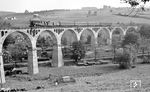 Eine nicht ganz legale Abkürzung über diverse Feldwege aus dem Loquitztal nach Reichmanndorf zur Fernstraße 281 ermöglichte dann locker, den P 18001 auf dem Lichter Viadukt wieder abzulichten. Es reichte sogar meist noch für einen kurzen Einkauf in der Bäckerei in Schmiedefeld, die direkt an der 281 lag. (07.1977) <i>Foto: Burkhard Wollny</i>